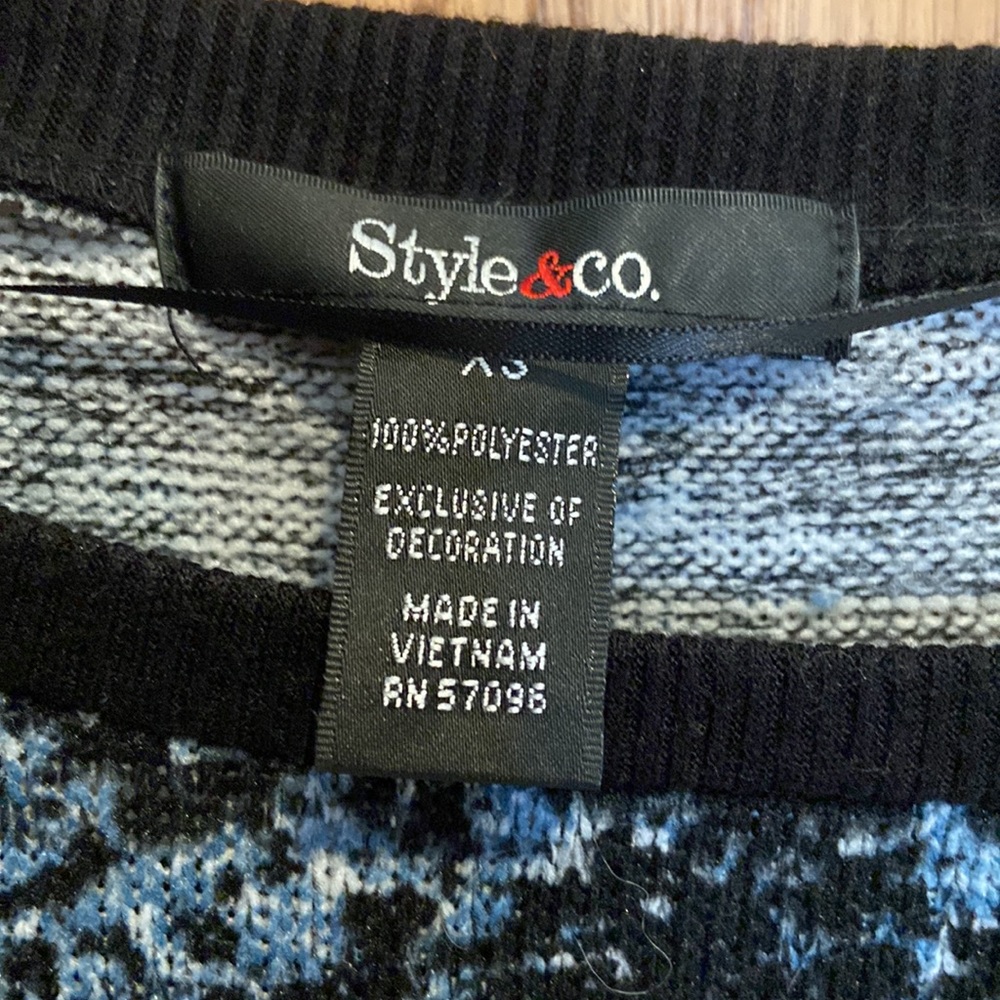 Hollister, Chico’s, Style & Company lot of 4 sweaters in good to VGU condition. - Picture 9 of 10